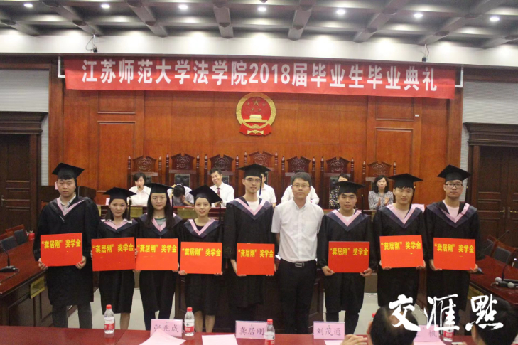 图为龚居刚校友（右起第四人）和袁雨祥校友（右起第五人）的合影